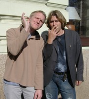 13.10.2007 - Šolmes před studiem s baskytaristou Ondřejem si moc pochutnávají :)