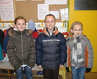 4.2.2009 - Bývalá Kuřátka z Šolmesovy třídy, velcí školáci, na svého učitele nezapomněli a přišli ho navštívit (Kristínka, Vojta a Dáda)