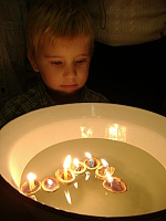 24.12.2009 – Filípek fandí své svíčce