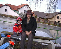 25.12.2009 - Filípek se Šolmesem v Doubku u rybníka