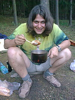 31.7.2010 - Šolmes papá výborný maďarský guláš s houbami speciálně vyrobenou lžící :)