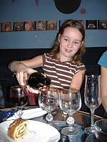 17.11.2010 - Sváteční oběd v Třískárně - Valda nalévá dospělákům vínečko