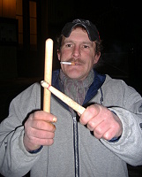 3.2.2011 - Koncert The Ignu v Páté Koloně - pan Péťa byl nadšený z darovaných zlomených paliček