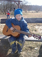 2.3.2011 - ... a Lukášek nám k tomu krásně hrál na kytaru