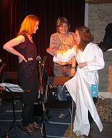 2.4.2011 - Koncert pro Lídu v Carpe Diem - Liduška dostala k narozeninám nové kimono