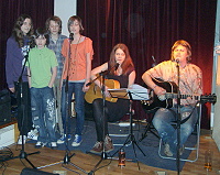 2.4.2011 - Koncert pro Lídu v Carpe Diem - Martinka se Šolmesem zahráli pár táborových písní, děti z oddílu Vlčata jim pomohly se zpěvem