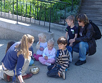 9.5.2011 - Šolmes s dětmi z Lesní školky navštívili Toulcův dvůr - zkoumali husí vajíčka