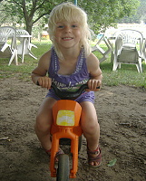 30.6.2011 - Poslední den v Lesní školce - Mary rides the bike