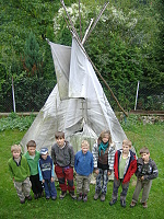 17.9.2011 - Výprava oddílu Vlčata k Šolmesovi na chatu - děti před týpkem