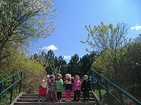 25.4.2012 - Prťátka z Lesní školičky na jarních schodech