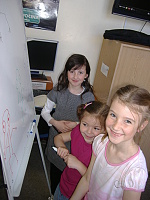 27.4.2012 - Šolmesovo vystoupení pro děti v Boskovicích - holky kreslí