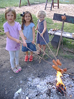 28.6.2012 - Pečení buřtíku v Lesní školce - naše indiánky