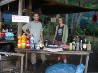 7.7.2012 - Iva s Patrikem připravují bar na večerní dízu