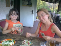 18.7.2012 - Rutík s Lidkou mastí na chajdě karty