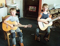 4.9.2012 - Lukáš a Filípek na první hodině kytary u Šolmese