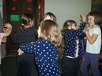 31.10.2012 - Šolmesův dětský klub - holky předvádějí zvířátka dle doprovodu klavíru
