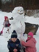 28.1.2013 - Šolmes s dětmi z Lesní školky postavili big sněhuláka