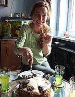 1.4.2013 - Liduška v Třískárně na oslavě svých narozenin - krájení dortu