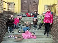 10.4.2013 - Schůzka Šolmesova dětského klubu - na školních schodech