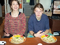 3.5.2013 - Martinka a Hurvajz obědvají