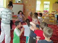 31.5.2013 - Šolmesovo vystoupení pro děti v MŠ Zelená u Chomutova - děti i učitelky Šolmesovi ukázaly, jak tančí na Hranostaje