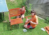 22.6.2013 - Liduška a Šolmes montují zahradní křesílka a stoleček