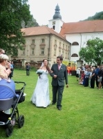 28.6.2013 - Píďa se nám vdala - Jiří vede dceru k oltáři