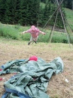 3.7.2013 - Tábor Vlčat - Zabíjení balónků - Johny předvedl nejkrásnější skok