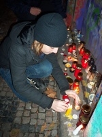 8.12.2013 - Výročí Johna Lennona - Popel Junior zapaluje svíčku